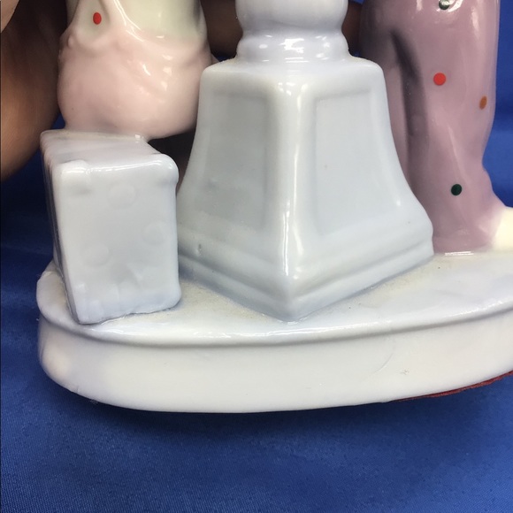 Musician clowns under street light - Picture 9 of 9